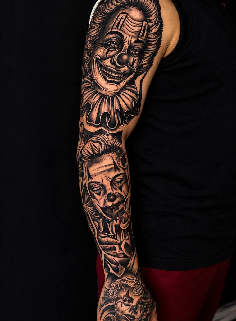 Fechamento de braço em preto e cinza com palhaços chicanos